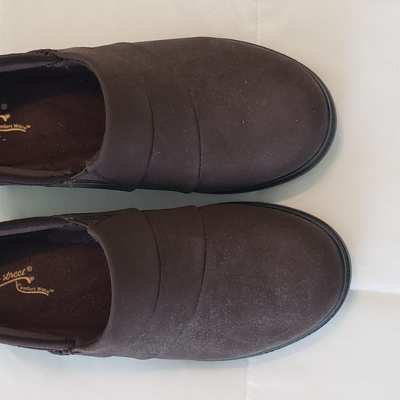 Easy Street Comfort Wave brown flat shoes, 6WW - Picture 7 of 8